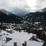 με θέα Mega Chorio