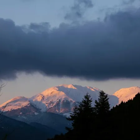 με θέα Mega Chorio