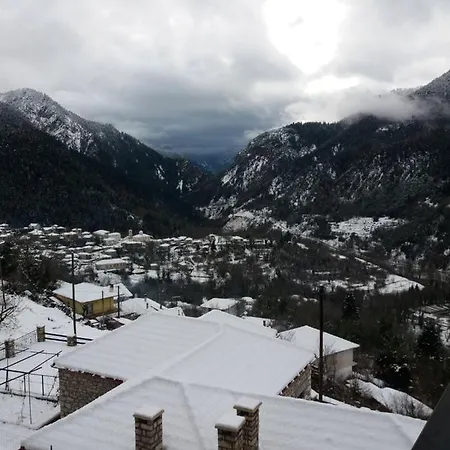 με θέα Mega Chorio